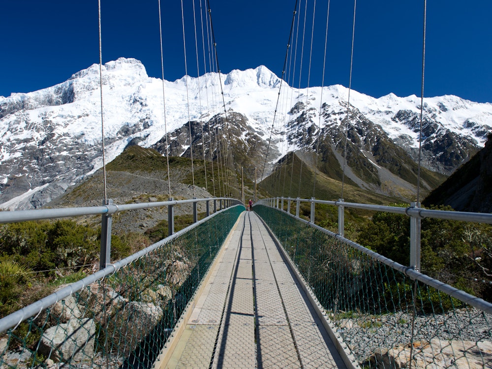Swing bridge with a view | New Zealand holiday