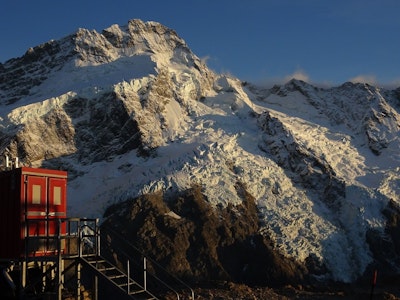 Verschneite Berggipfel des Mount Seftons in den neuseeländischen Südalpen