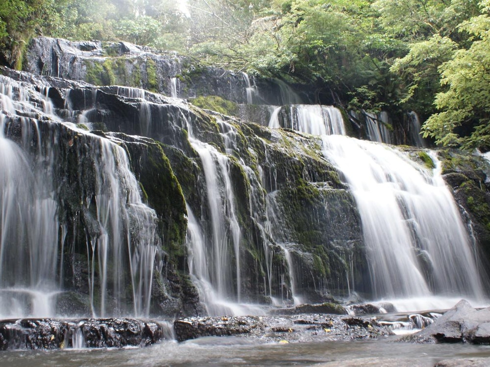 Die wunderschönen Parakunui Wasserfälle sehen aus wie ein breiter Brautschleier