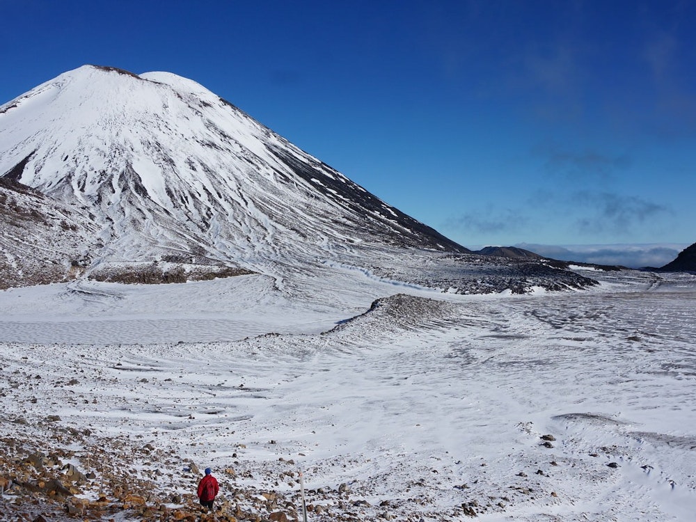 Wandern zwischen zwei aktiven Vulkanen im Winter