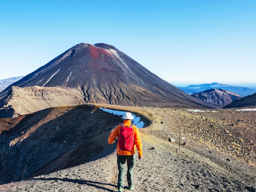 Man wandelt door het vulkanische landschap van Tongariro National Park