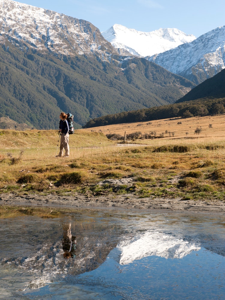 Wandelaar in de Matukituki Valley in Nieuw-Zeeland