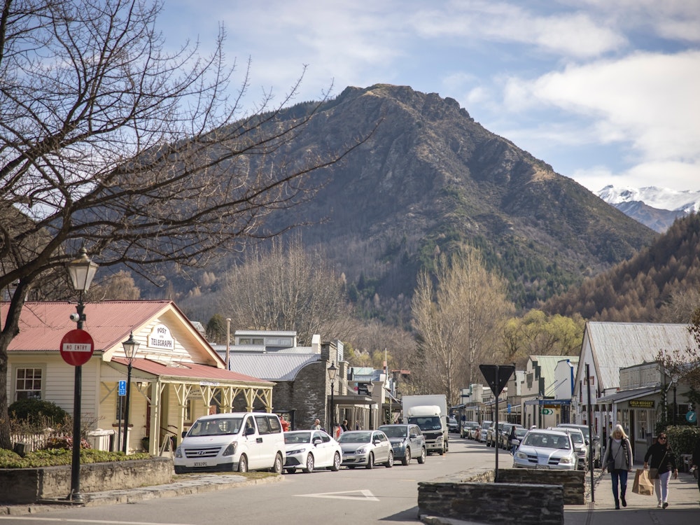 A small town with homes and cars surrounded by mountain