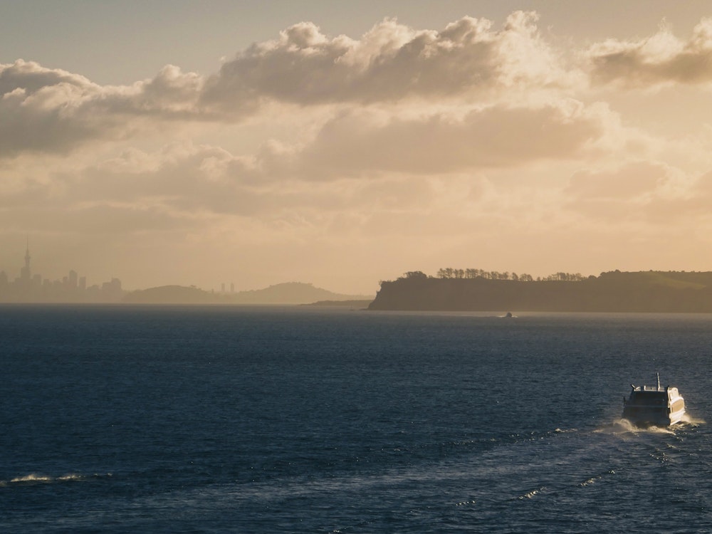 Een ferry onderweg van Waiheke Island naar Auckland