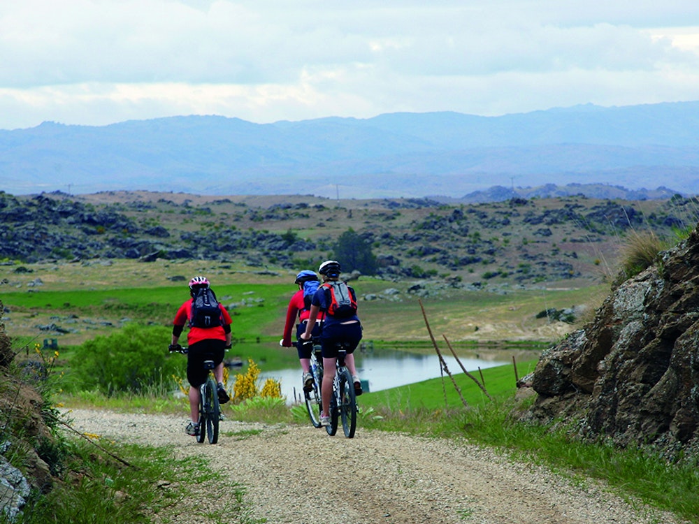 Een familie fietst over de Otago Rail Trail