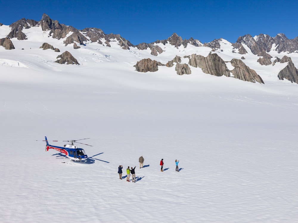 Ein malerischer Helikopter Rundflug mit Landung auf einem Gletscher.