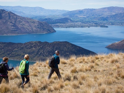 Wandelaars wandelen boven Lake Wanaka Nieuw-Zeeland