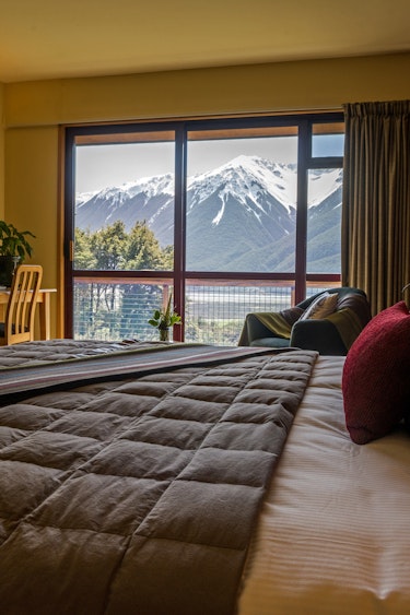Nz arthurs pass lodge bedroom mountain view friends stays luxury