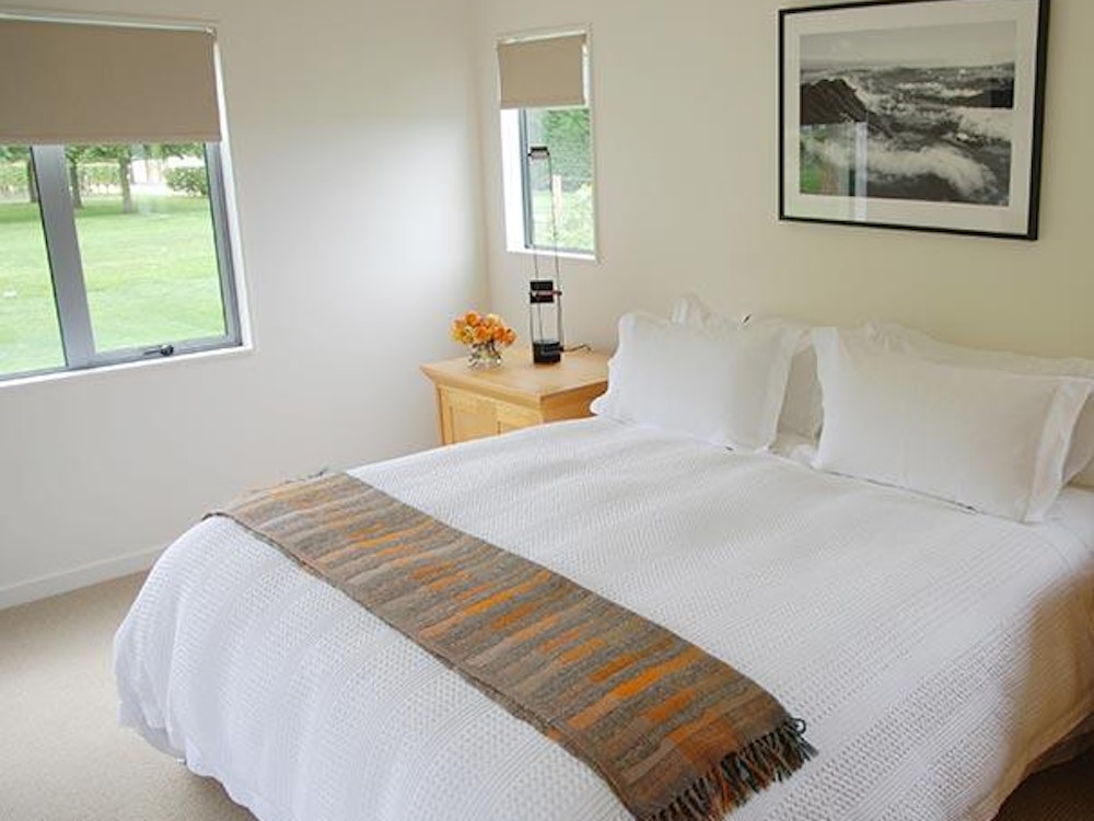nz-hawkes-bay-cottage-bedroom-view-partner-accommodation-very-comfortable