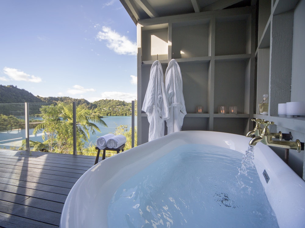 Een luxe bad in de buitenlucht met uitzicht over Lake Tarawera
