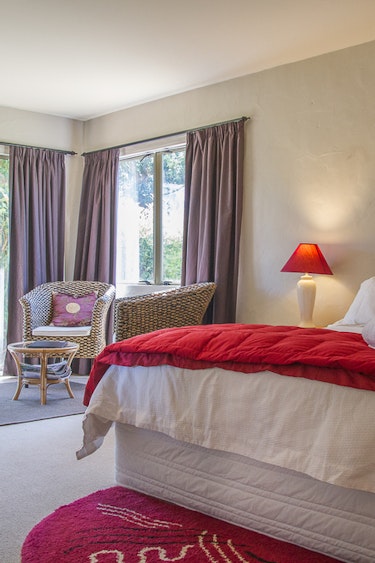 nz-coromandel-bed-breakfast-bedroom-partner-accommodation-comfortable