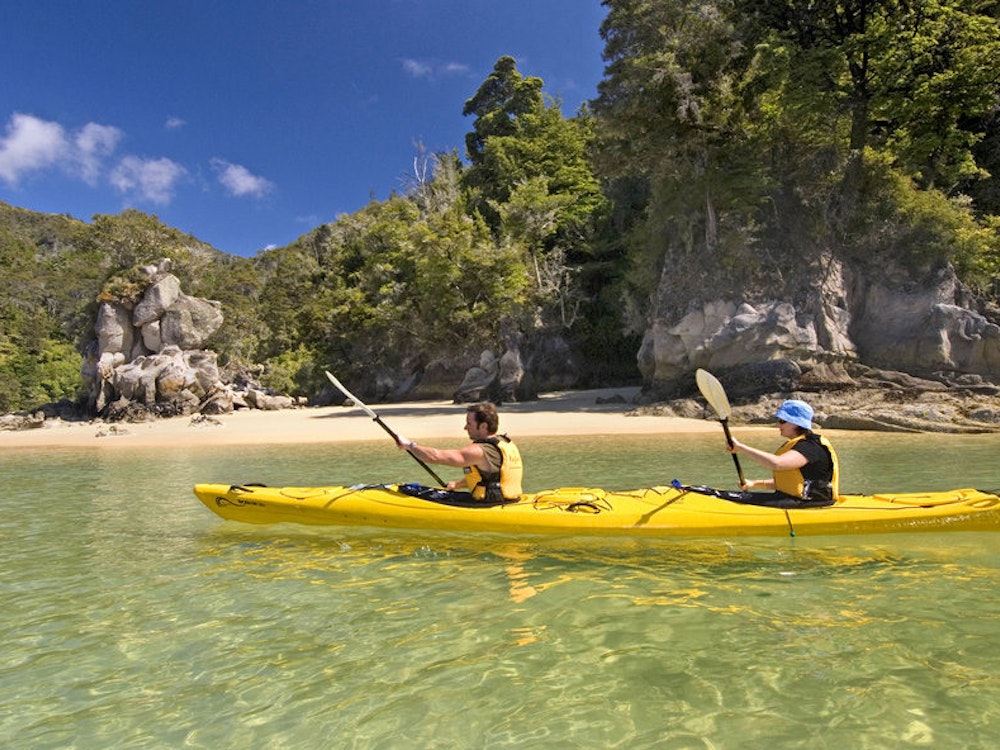 Kayaks in het water bij Abel Tasman