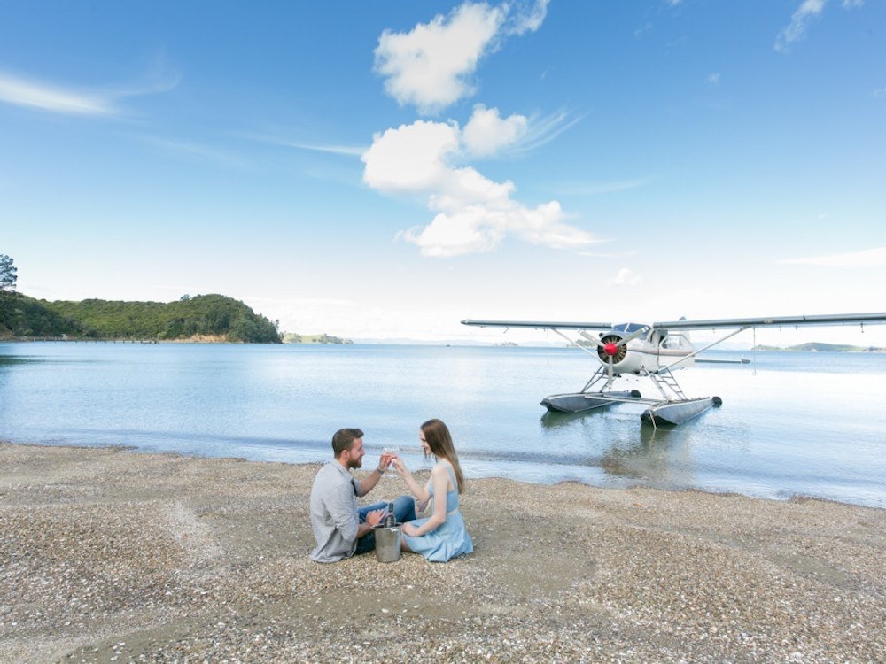 Mit dem Wasserflugzeug am Strand
