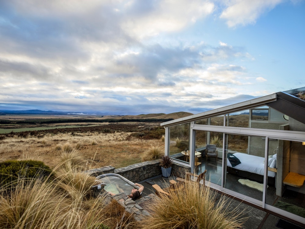 Gläsernes Haus umgeben von Wiesen in Neuseeland