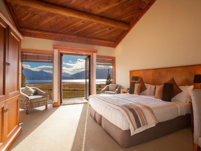 Slaapkamer met uitzicht op het water in Fiordland National Park