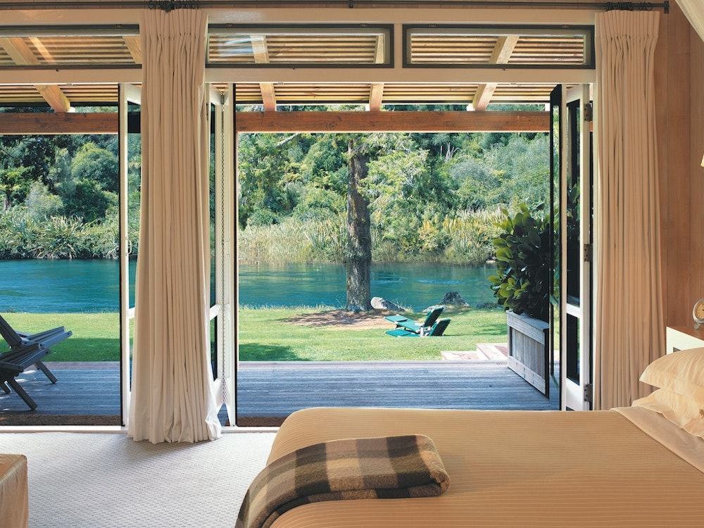 Een kamer in het luxe Huka Lodge, met uitzicht over de prachtige tuin