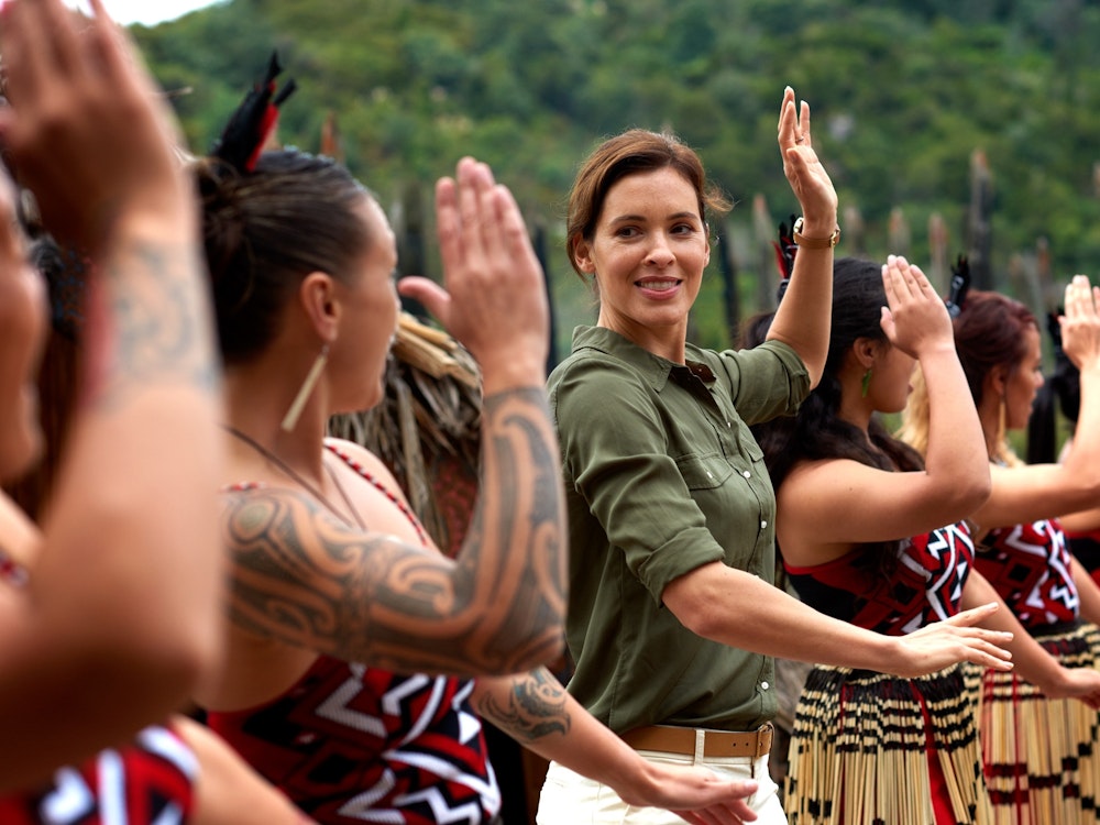 Frau tanzt mit Maori in Neuseeland