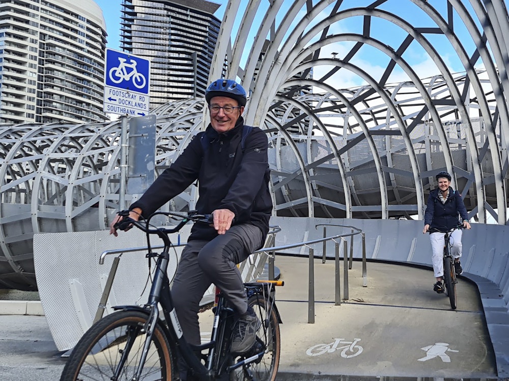 Man en vrouw op de fiets in de stad Melbourne in Austrlië