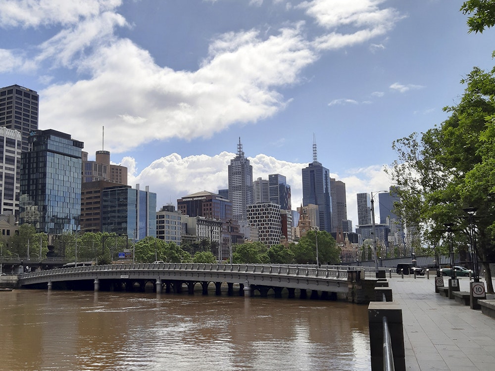 De stad Melbourne met een volle Yarra River in Australië