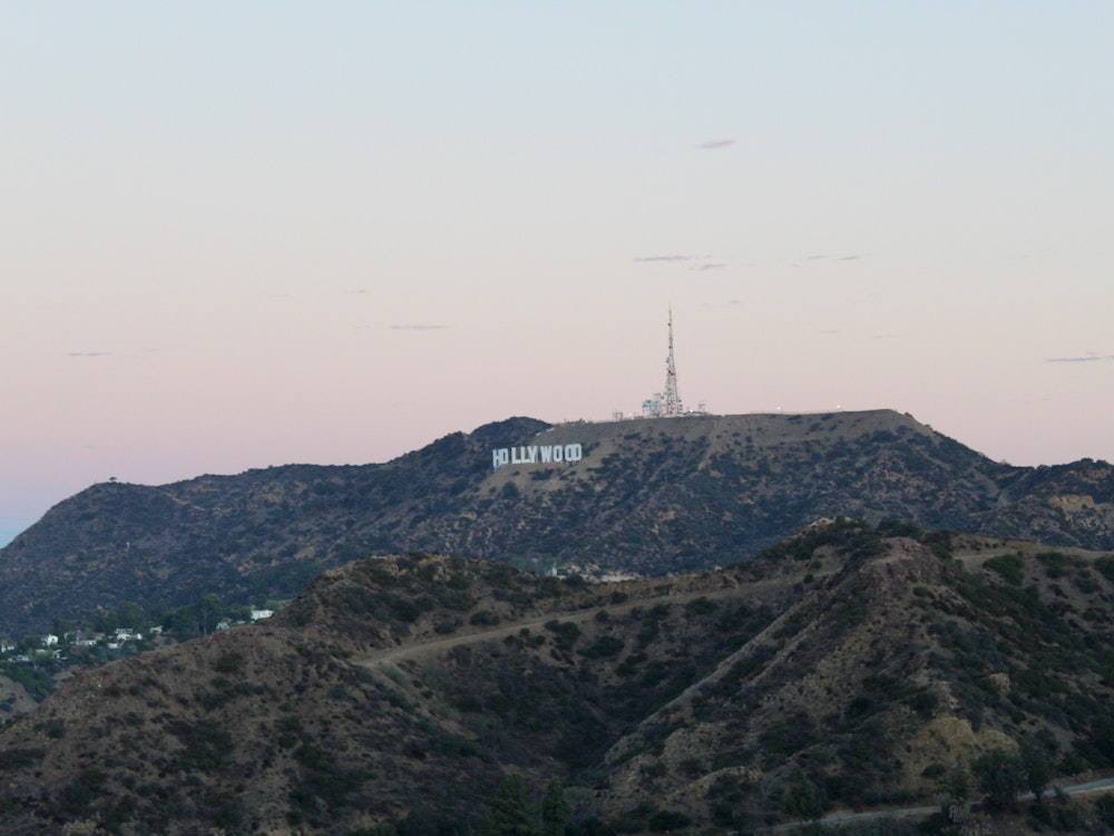 Ein Blick auf das Hollywood Sign in Los Angeles, bei Sonnenaufgang