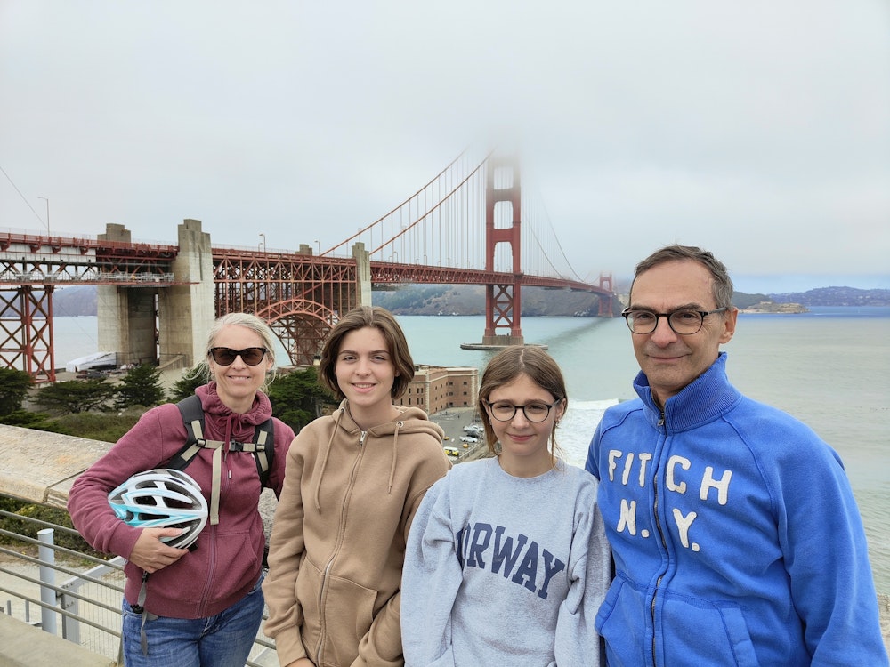 Eine vierköpfige Familie vor der Golden Gate Bridge