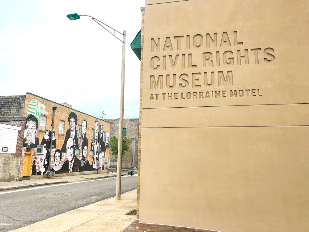 Buitenmuur van het National Civil Rights Museum in Memphis met een muurschildering op de achtergrond