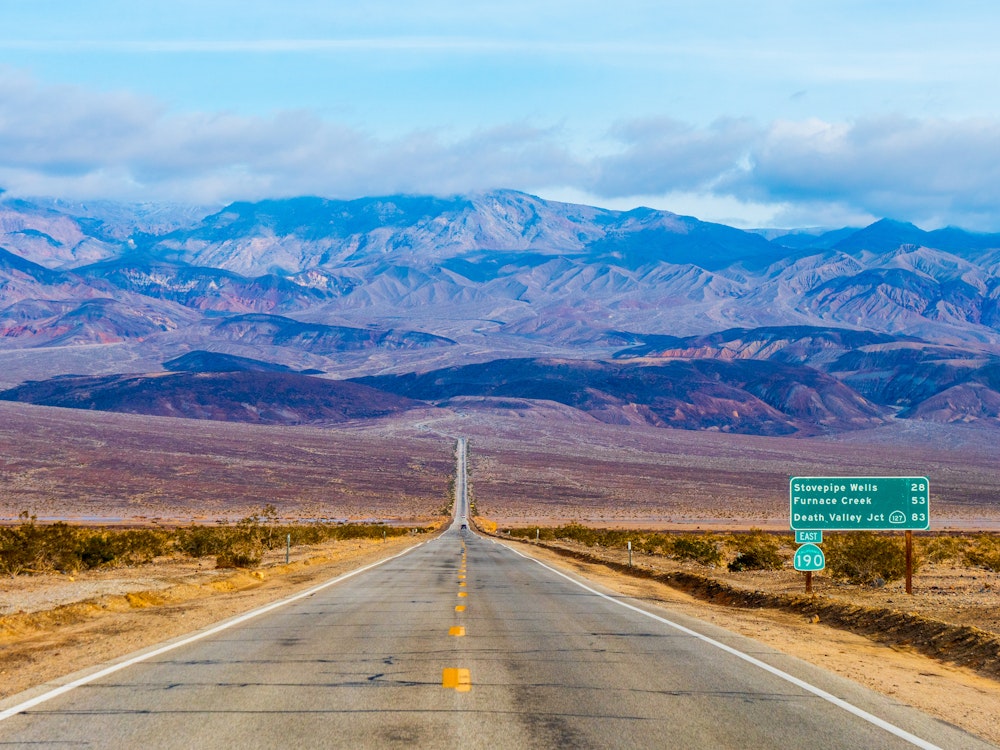 Een snelweg dwars door een prachtig landschap van de VS