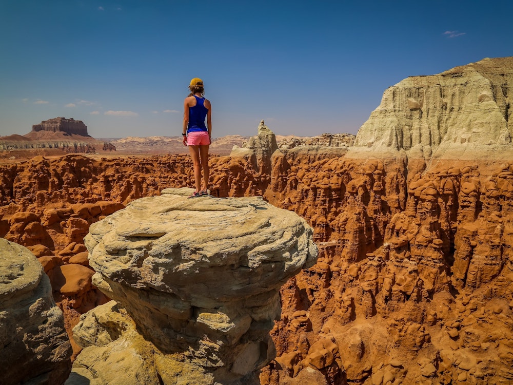 Een vrouw kijkt uit over een rotslandschap in de Verenigde Staten